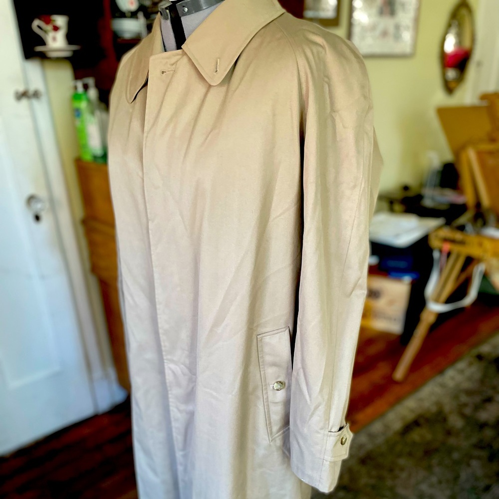 Vintage Authentic Burberry Raincoat w detachable lining  GUC!!!